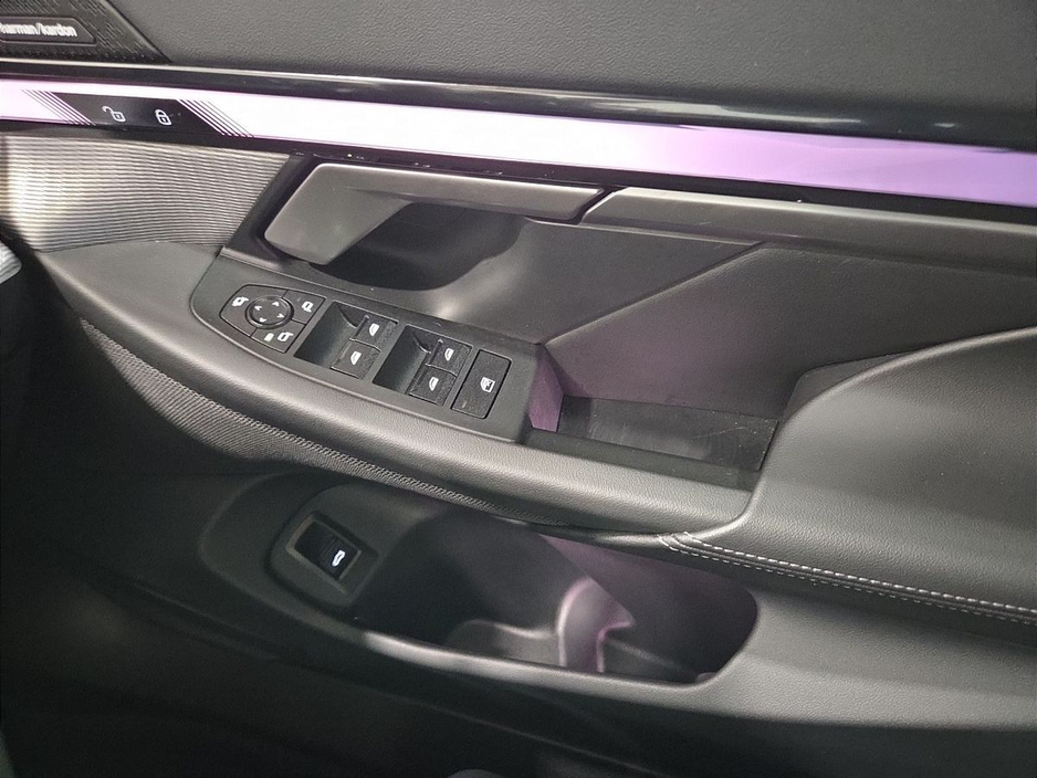 2025 BMW 5 Series - image 23