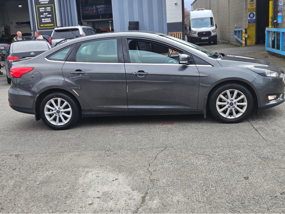 2017 Ford Focus - image 8