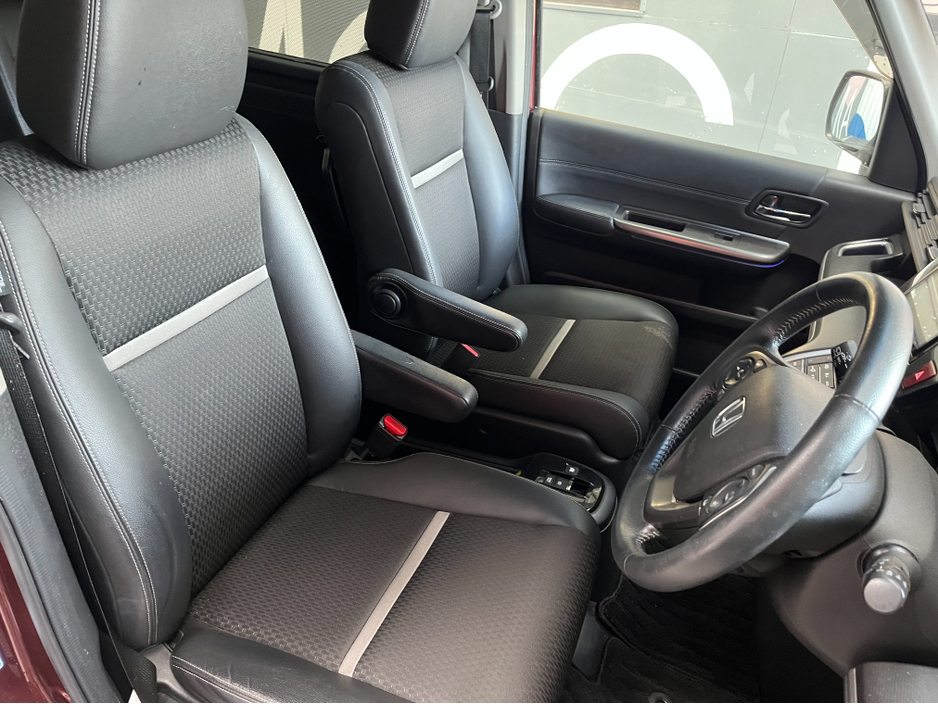 2017 Honda Stepwagon - image 10