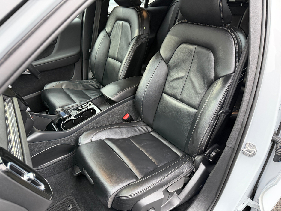 2021 Volvo XC40 - image 7
