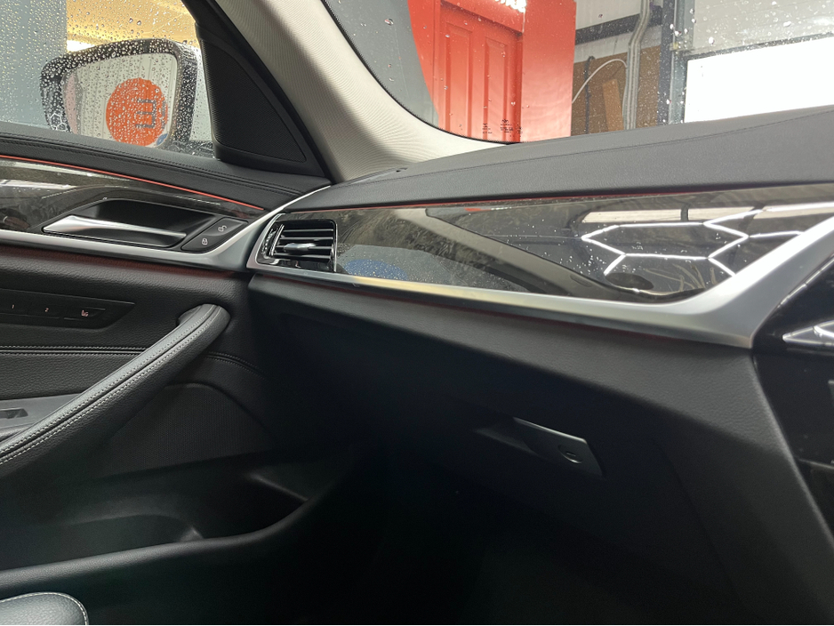 2018 BMW 5 Series - image 26