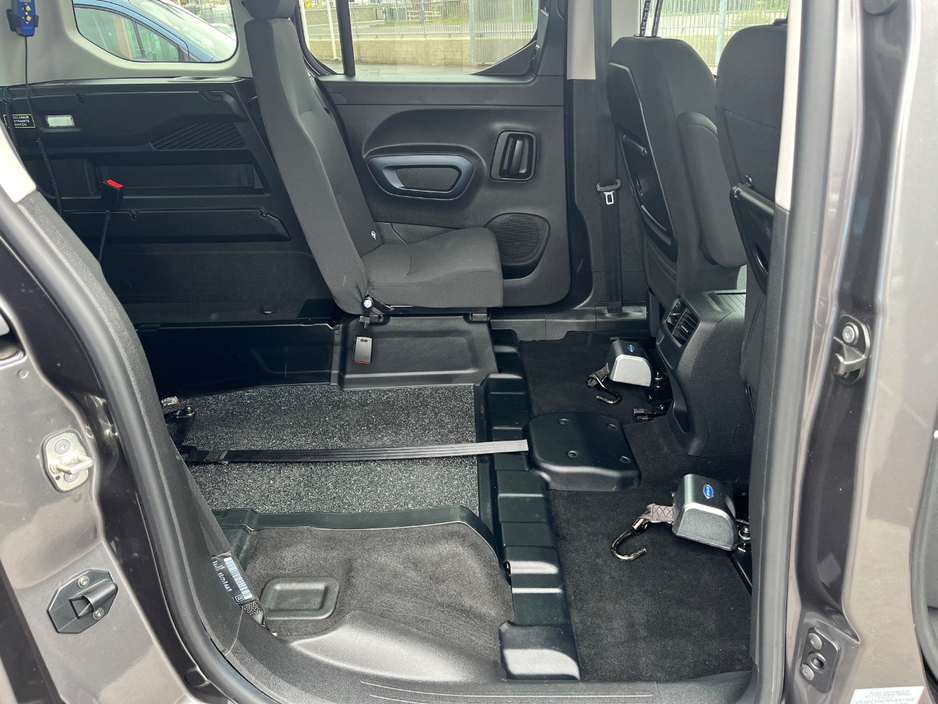 2023 Peugeot Rifter - image 23