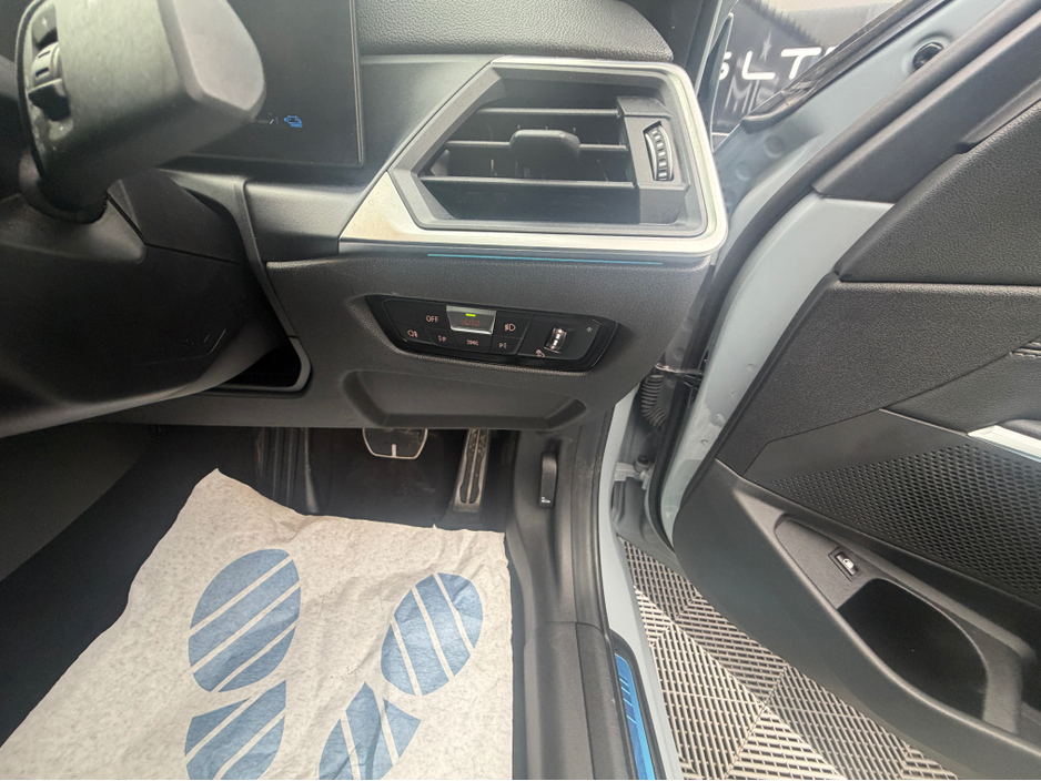 2023 BMW 3 Series - image 25