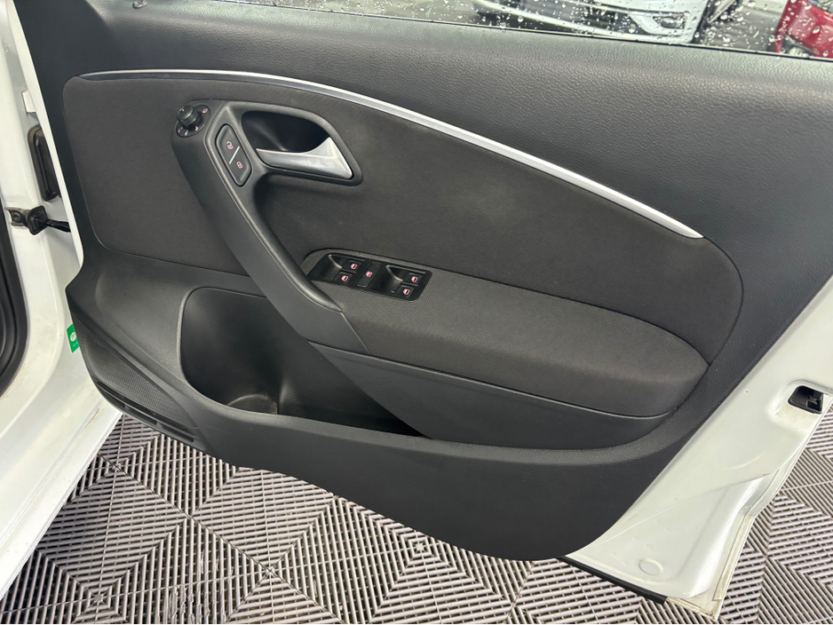 2016 Volkswagen Polo - image 6