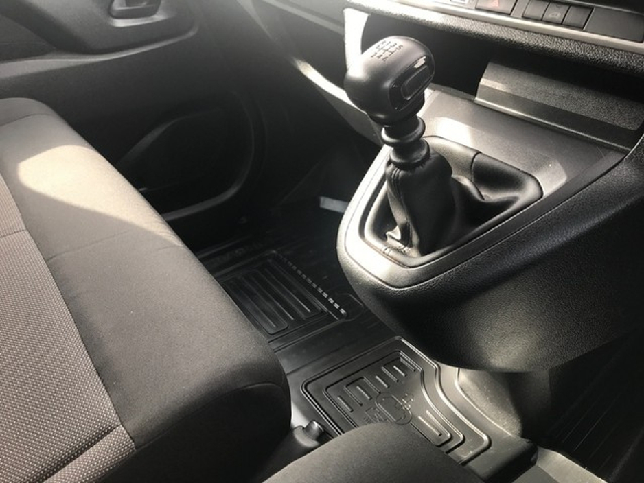 2025 Toyota Proace - image 13