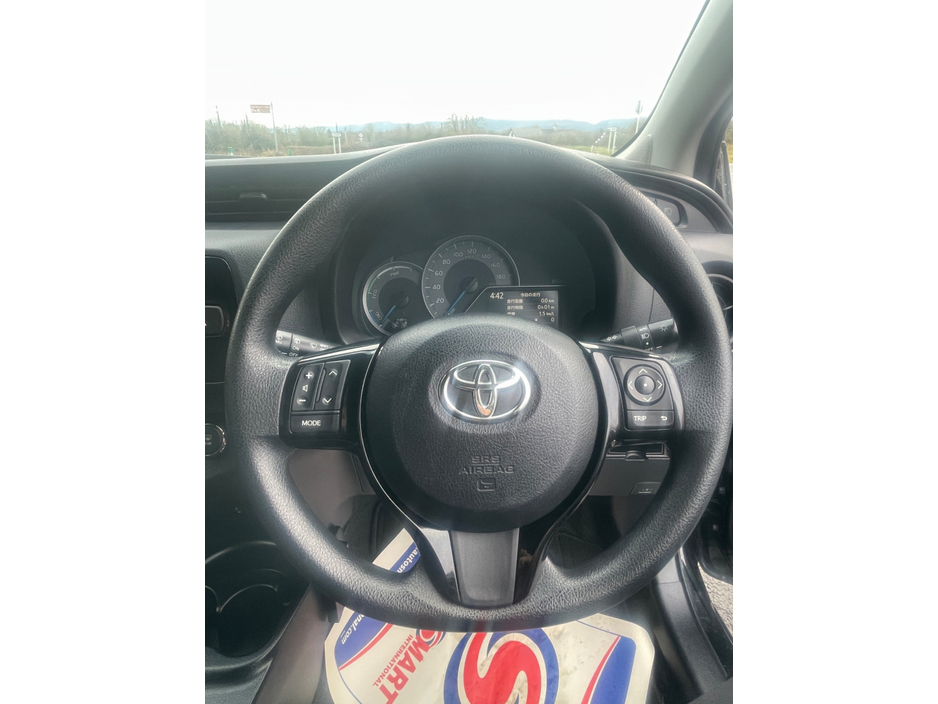 2017 Toyota Yaris - image 13