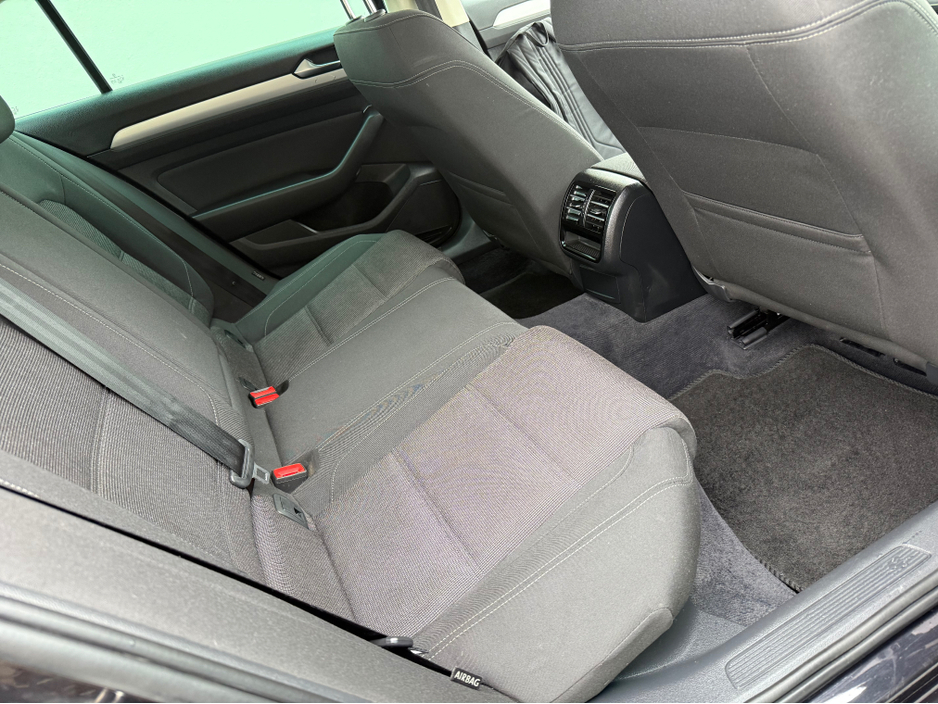 2017 Volkswagen Passat - image 8