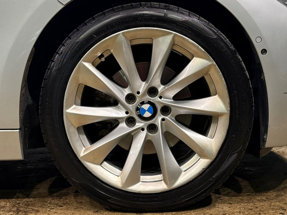 2016 BMW 3 Series - image 11