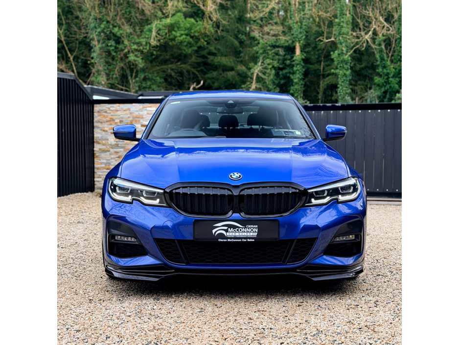 2022 BMW 3 Series - image 2