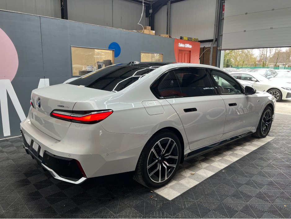 2025 BMW i7 - image 2