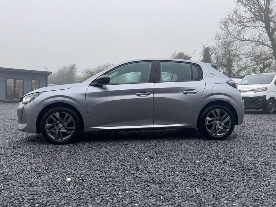 2022 Peugeot 208 - image 4