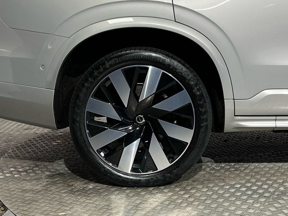 2023 Volvo XC90 - image 10