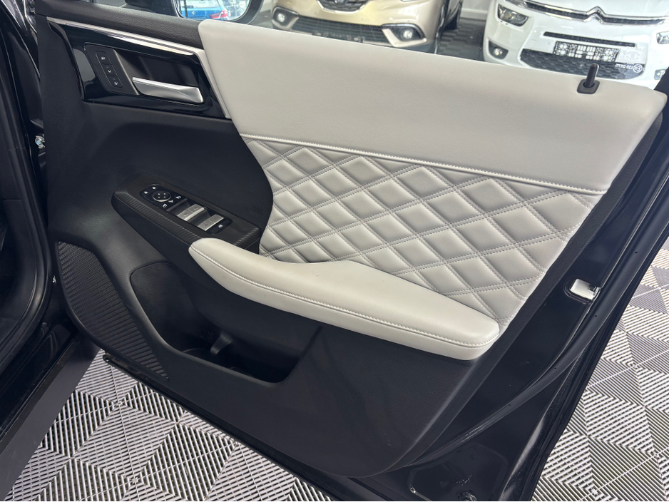 2022 Mitsubishi Outlander - image 10