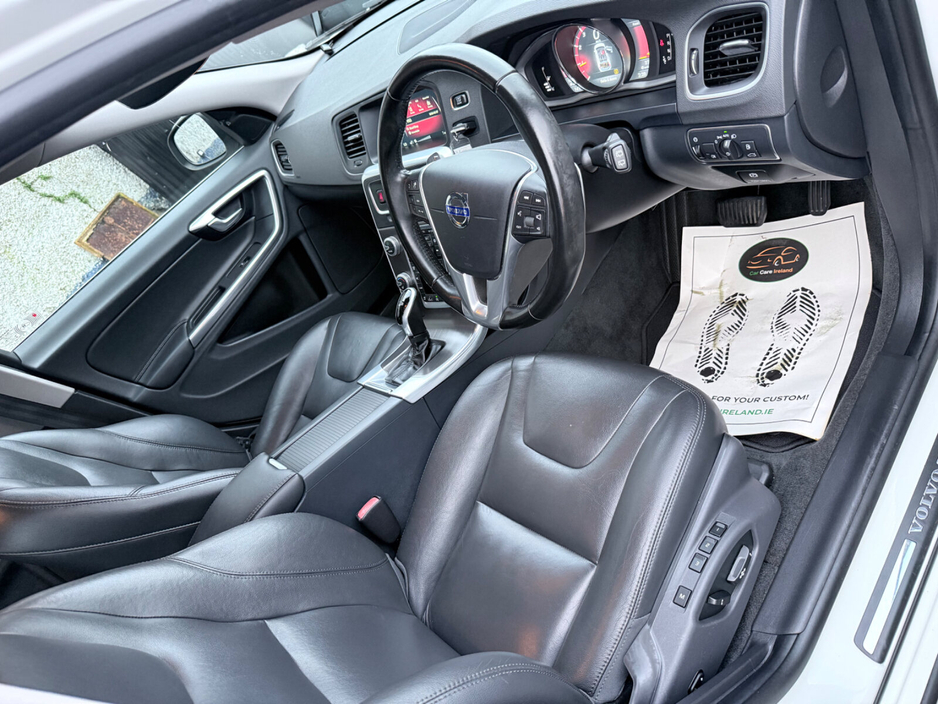 2015 Volvo V60 - image 14
