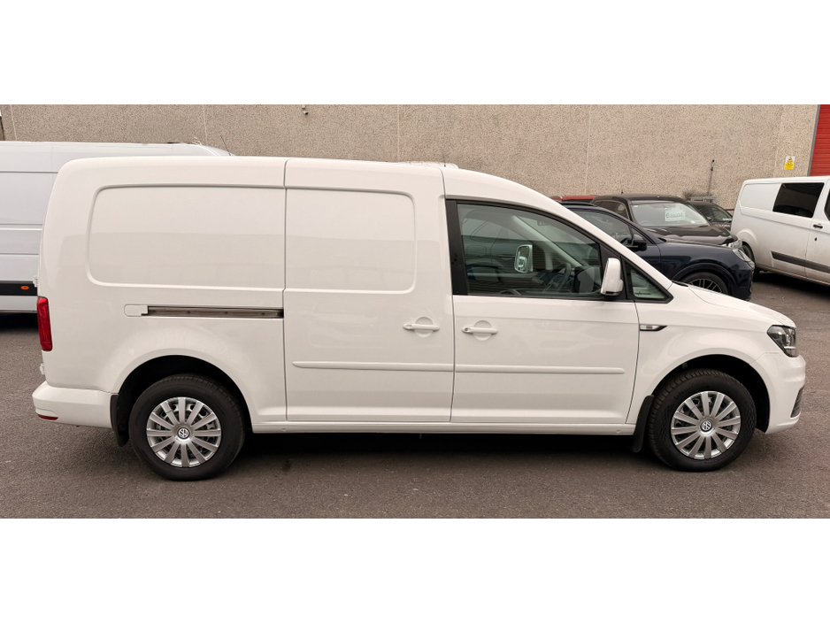 2019 Volkswagen Caddy - image 3