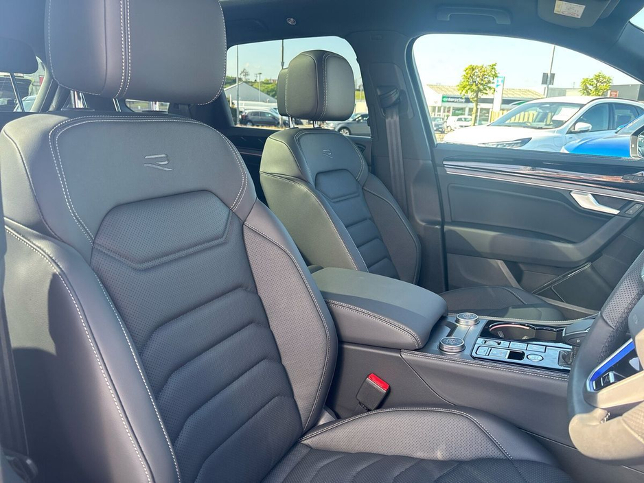 2025 Volkswagen Touareg 3.0 TSI PHEV 462HP R €115,975