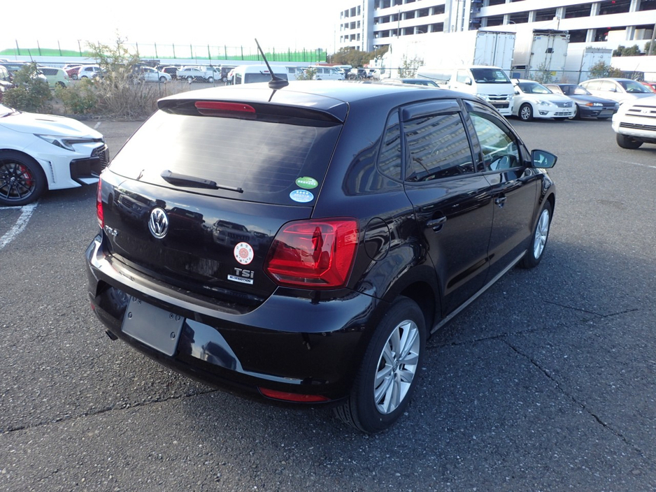 2016 Volkswagen Polo - image 3