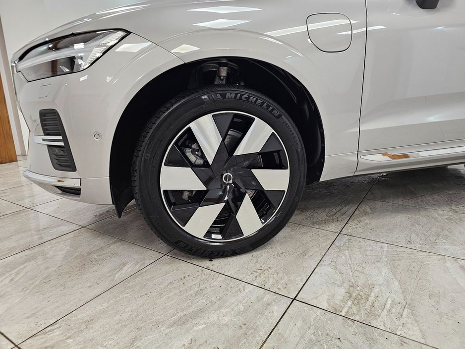 2025 Volvo XC60 - image 3