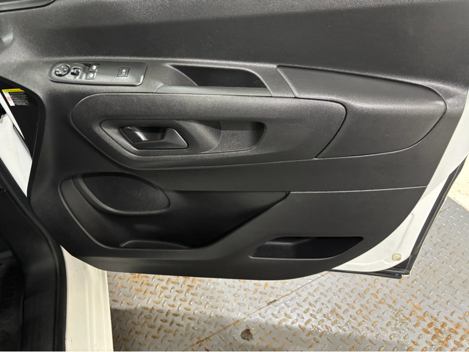 2021 Citroen Berlingo - image 17