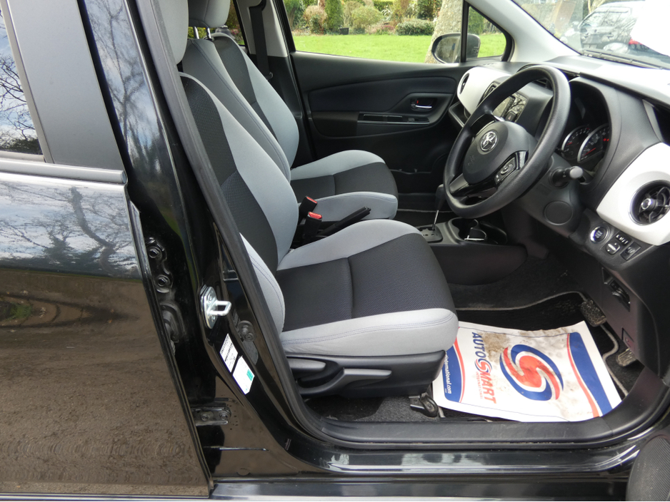 2016 Toyota Yaris - image 8