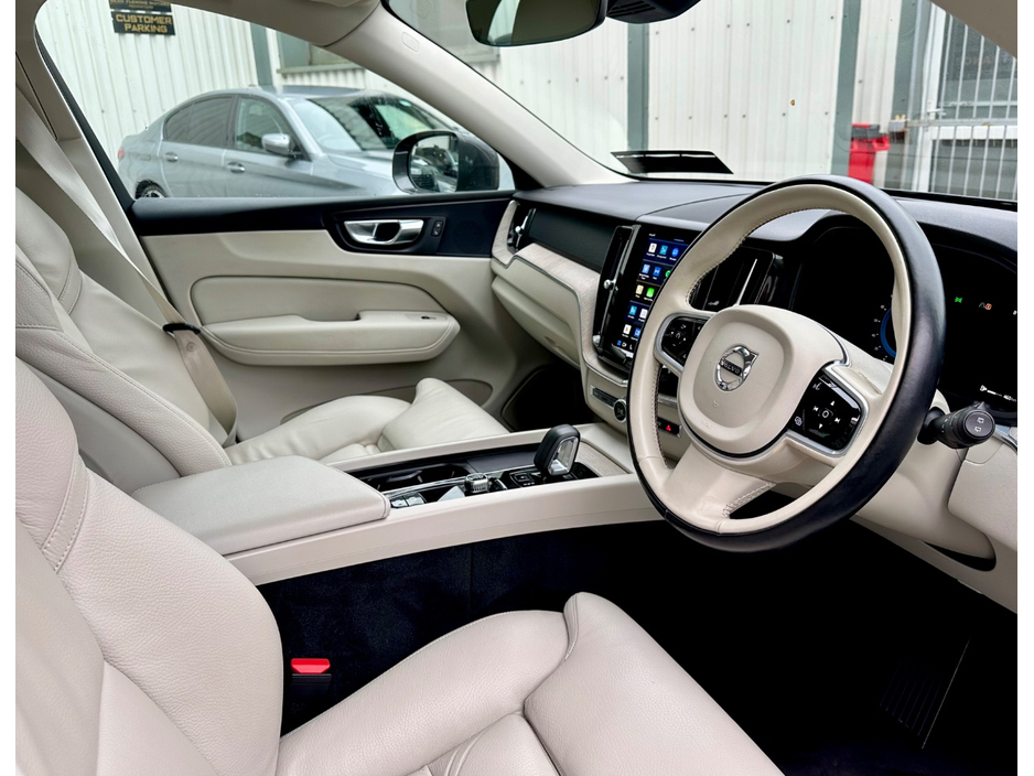 2022 Volvo XC60 - image 23