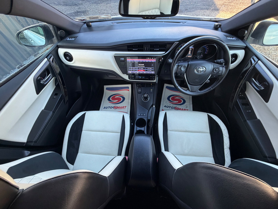 2016 Toyota Auris Hybrid €12,999