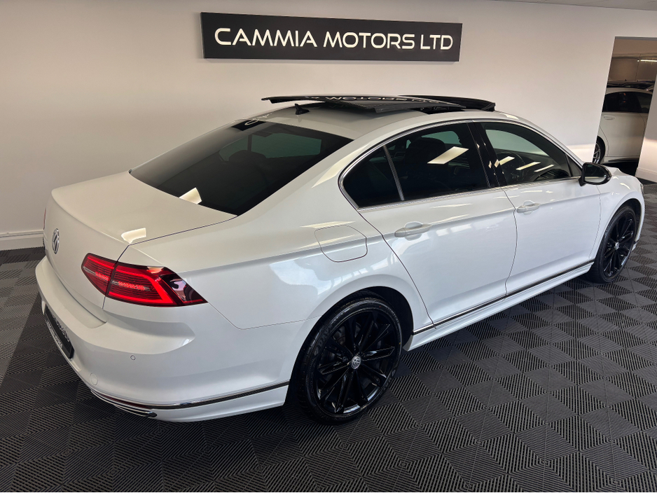 2016 Volkswagen Passat - image 4