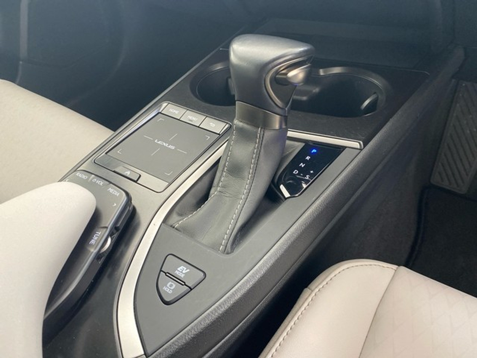 2022 Lexus UX 250 H Dynamic €36,950