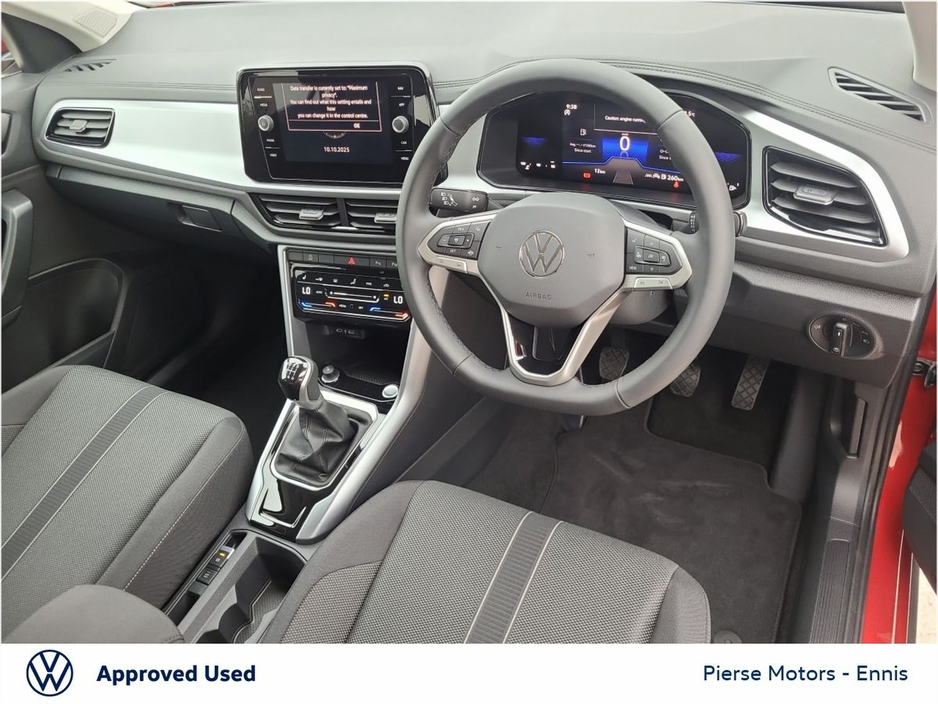 2025 Volkswagen T-Roc - image 2