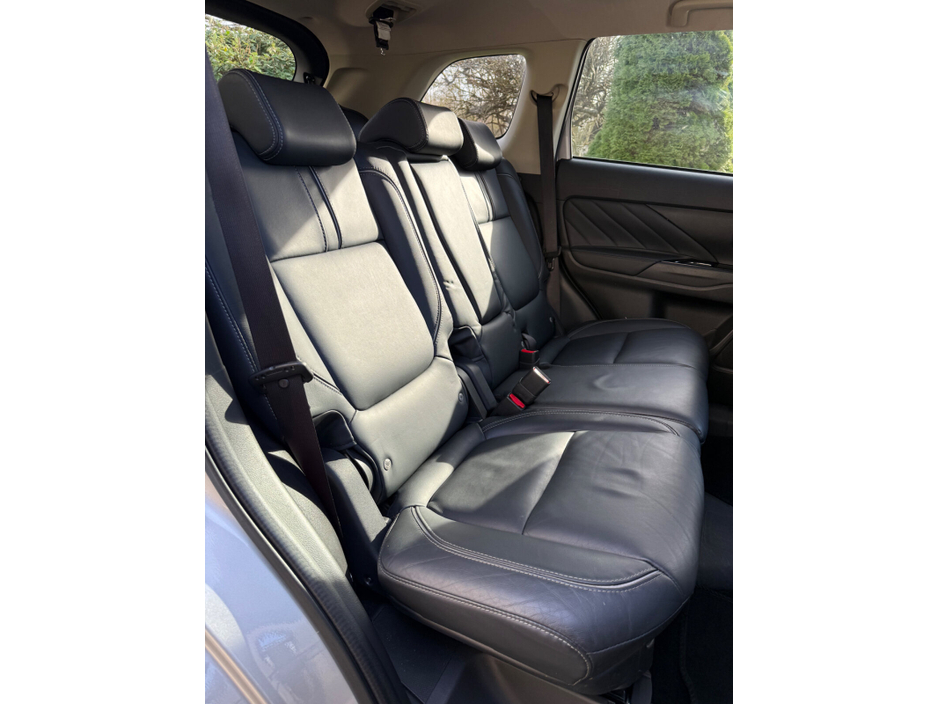 2018 Mitsubishi Outlander - image 13