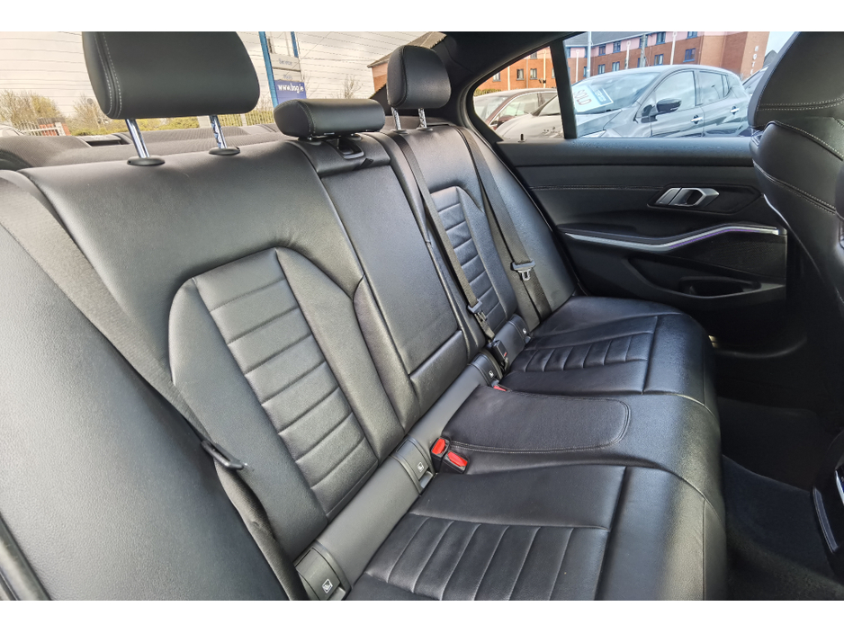 2019 BMW 3 Series - image 10