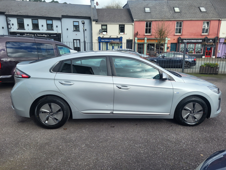 2020 Hyundai Ioniq - image 7