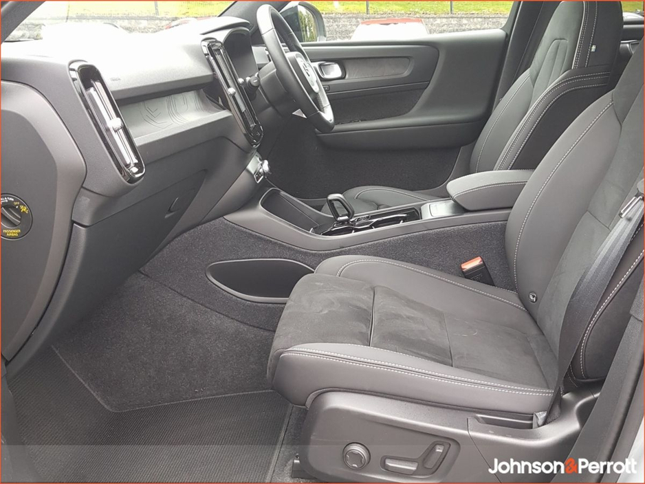 2024 Volvo XC40 - image 7