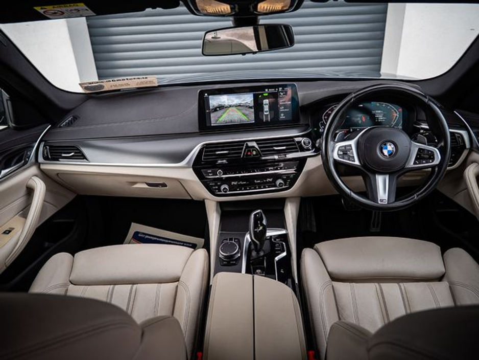 2022 BMW 5 Series - image 9