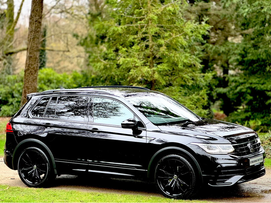2023 Volkswagen Tiguan - image 3