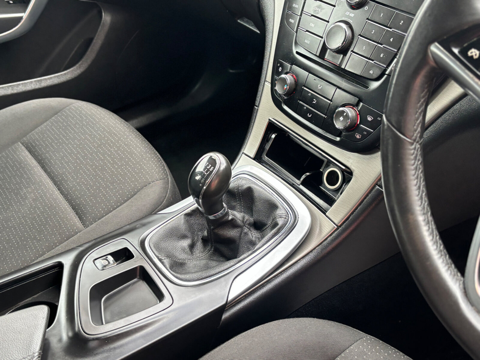 2013 Opel Insignia - image 6