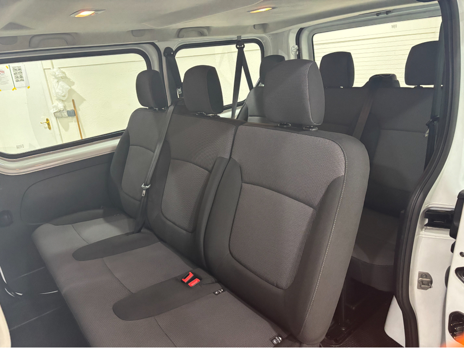 2024 Renault Trafic - image 11