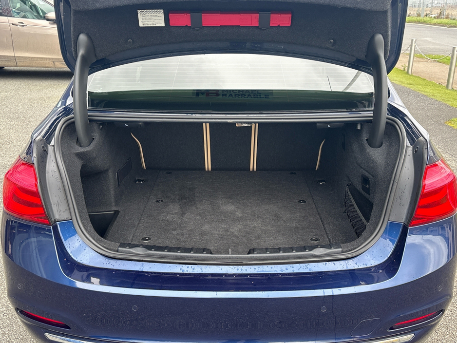 2017 BMW 3 Series - image 9