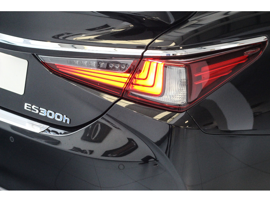 2021 Lexus ES 300 H - image 34