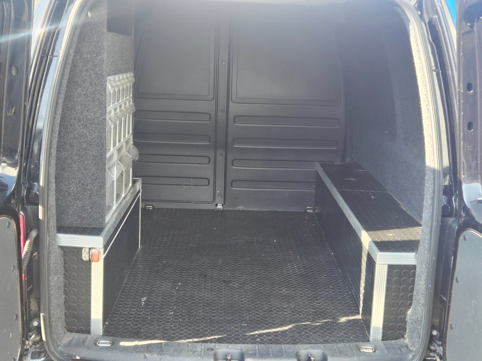 2020 Volkswagen Caddy - image 4