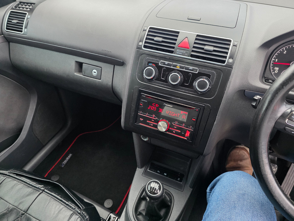 2012 Volkswagen Touran - image 11