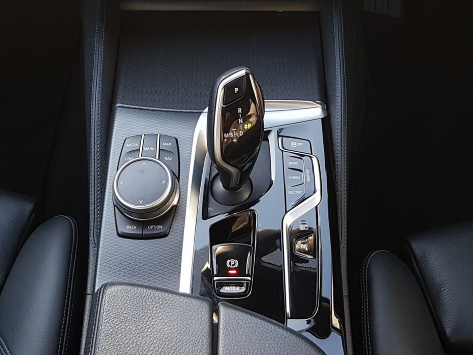 2022 BMW 5 Series - image 10