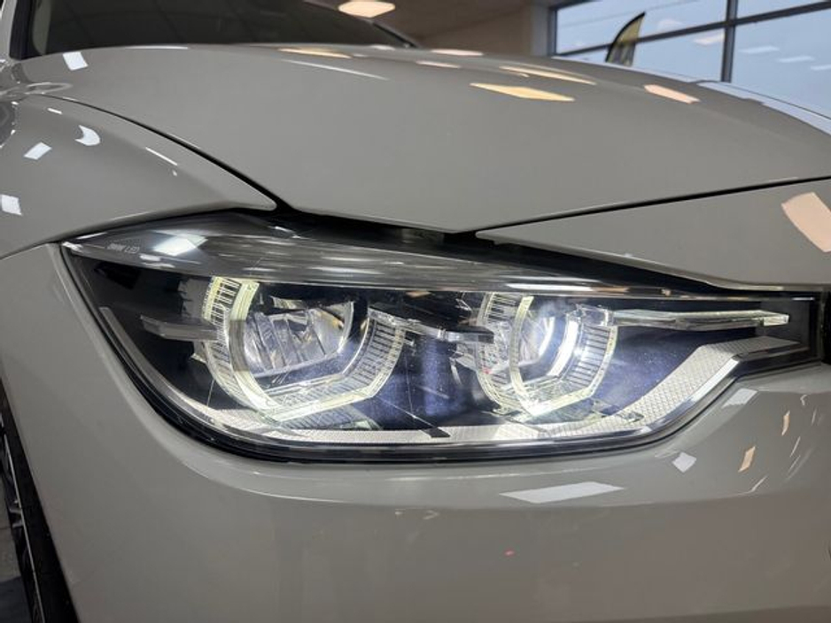 2016 BMW 3 Series - image 20