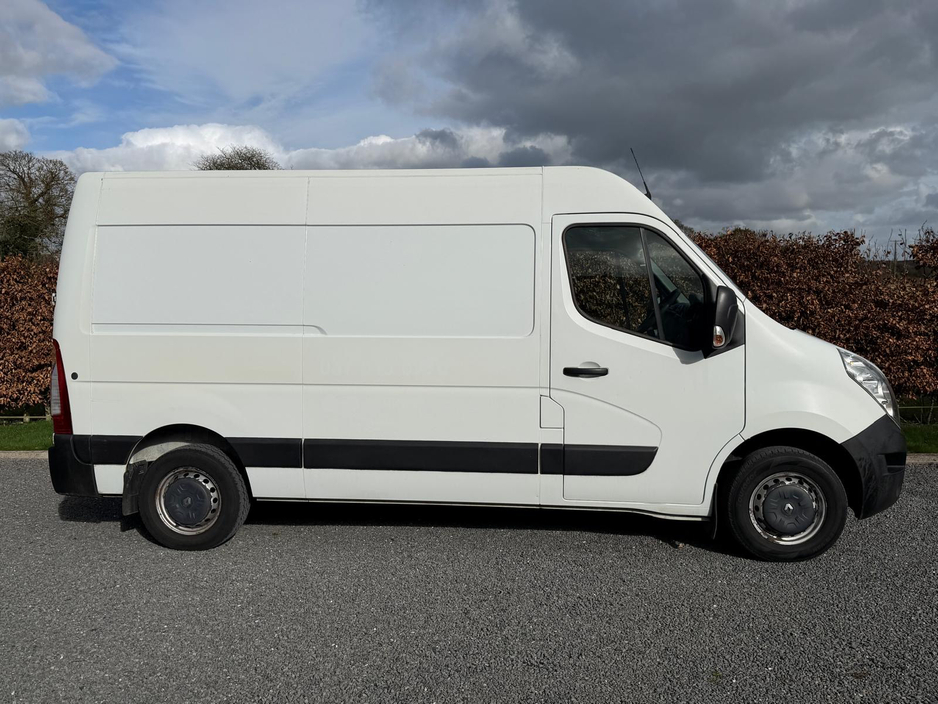 2017 Renault Master - image 2