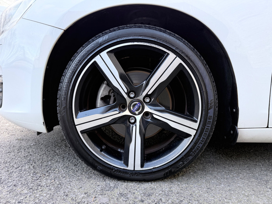 2016 Volvo V60 - image 19