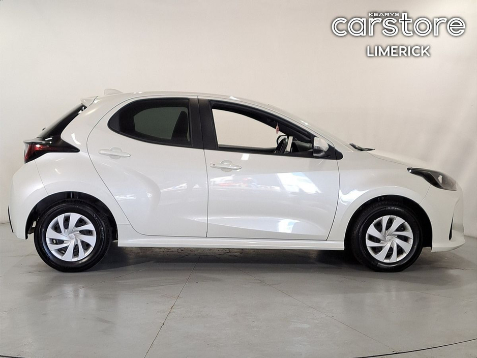 2022 Toyota Yaris - image 2