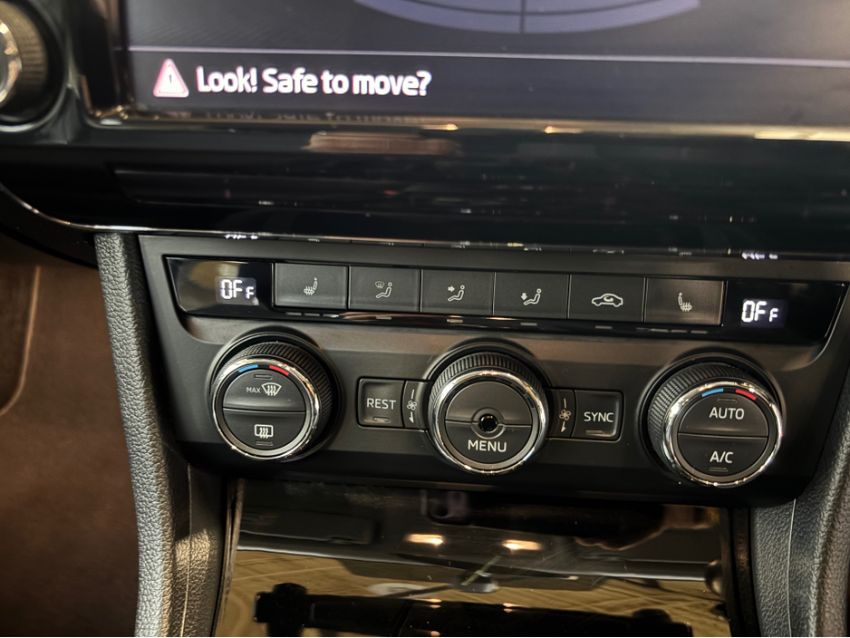 2017 Skoda Superb - image 12