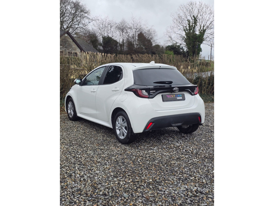 2022 Toyota Yaris - image 6