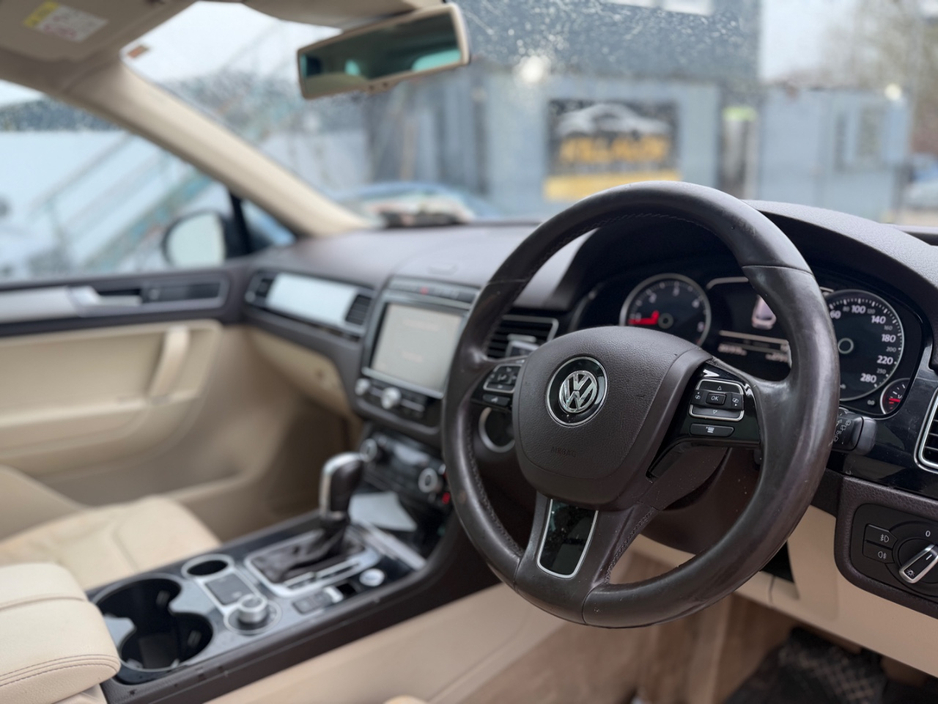 2016 Volkswagen Touareg - image 9