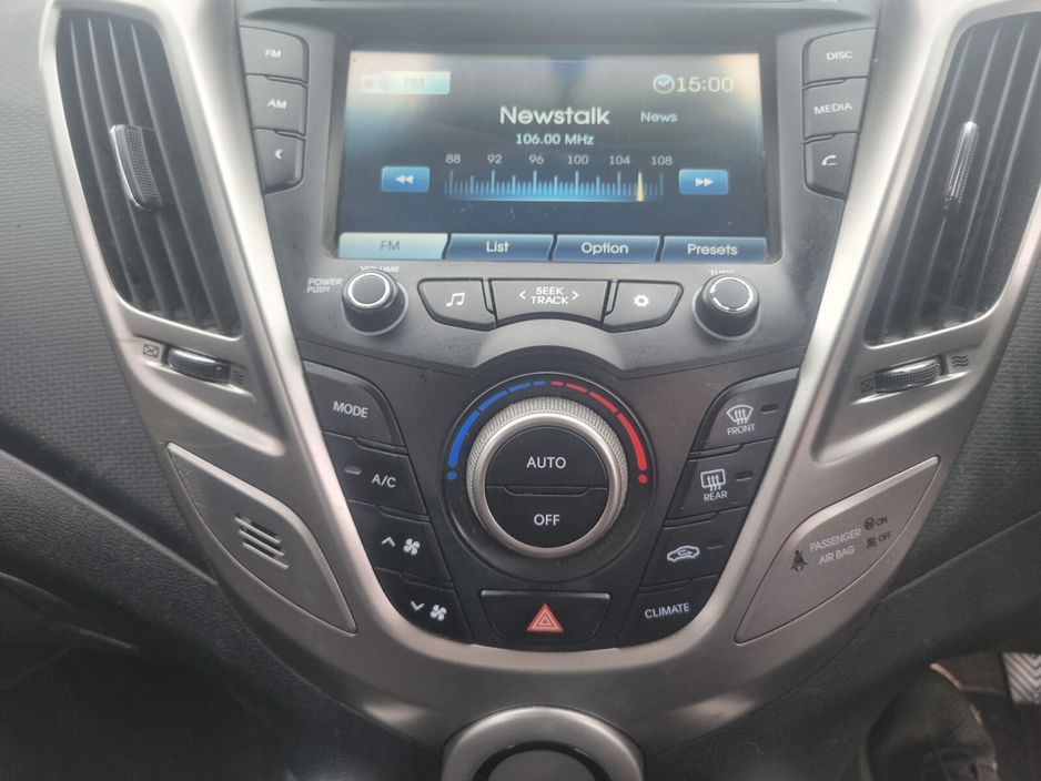 2013 Hyundai Veloster - image 9